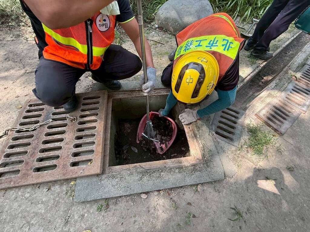 公園處加強清理陰井側溝,積極做好防災整備（圖片來源：臺北市政府工務局公園路燈工程管理處）