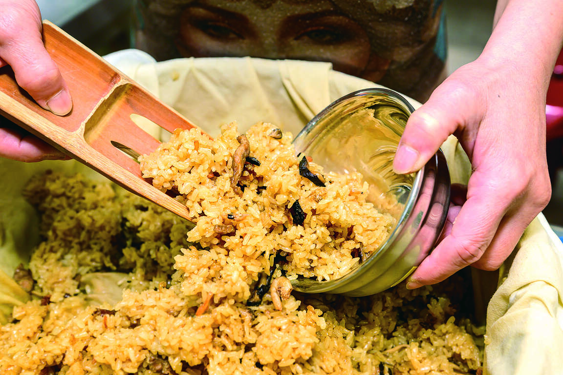 油飯以長糯米與圓糯米調和蒸製，米粒分明而不乾口。