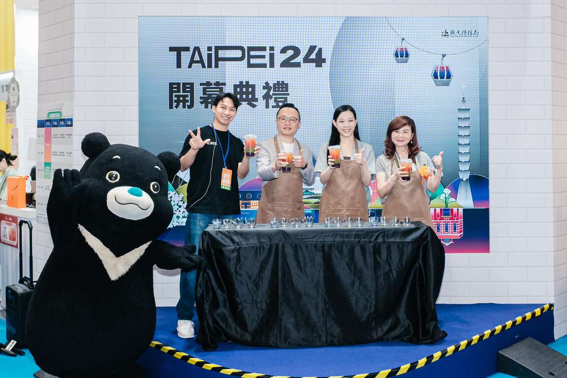 臺北市觀光傳播局余祥局長（右2）親手製作臺北夏日特調，為「臺北館」揭開序幕。（圖片來源：臺北市政府觀光傳播局）