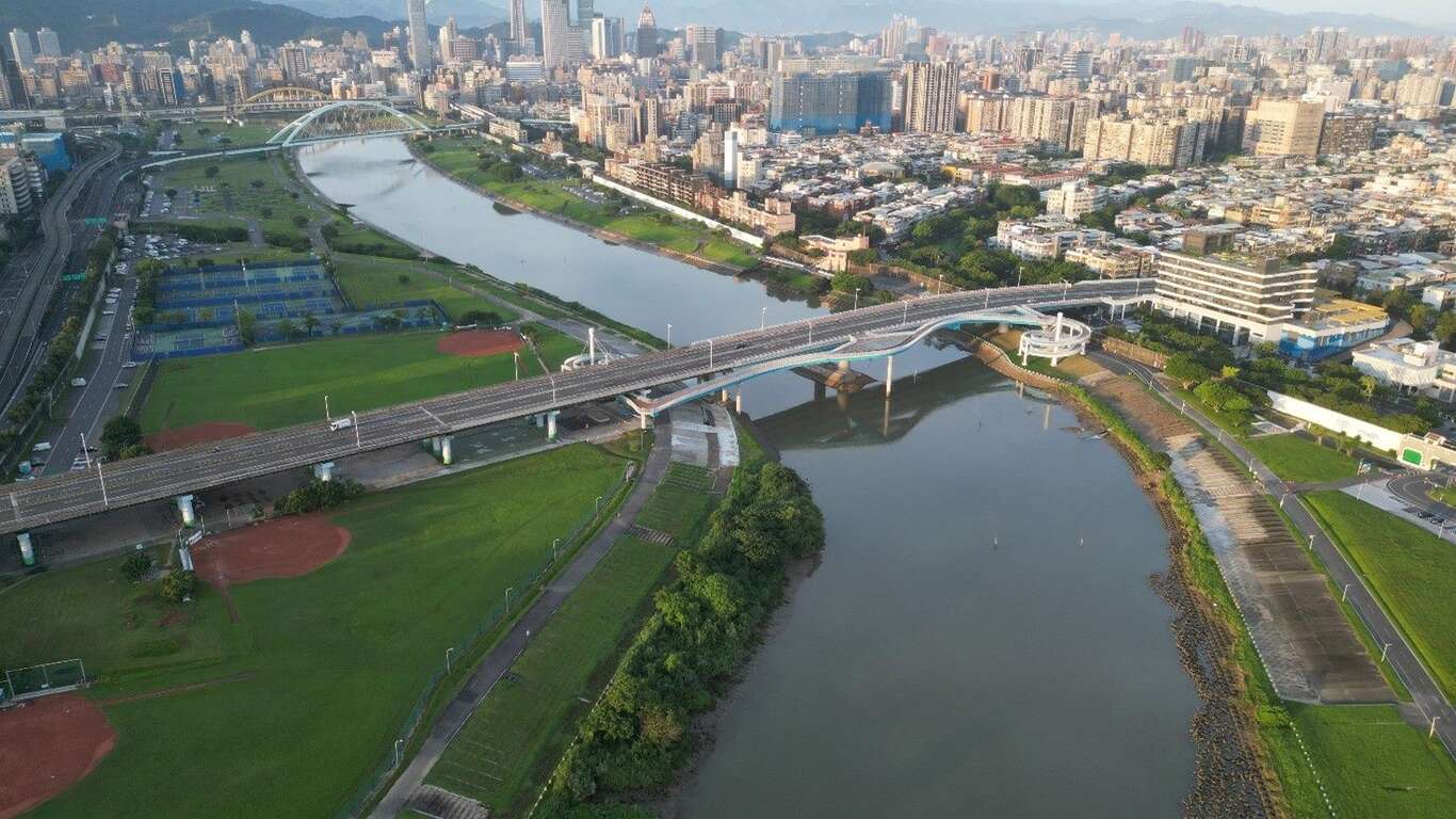 民權大橋景觀橋下游側遠照（圖片來源：臺北市政府工務局新建工程處）