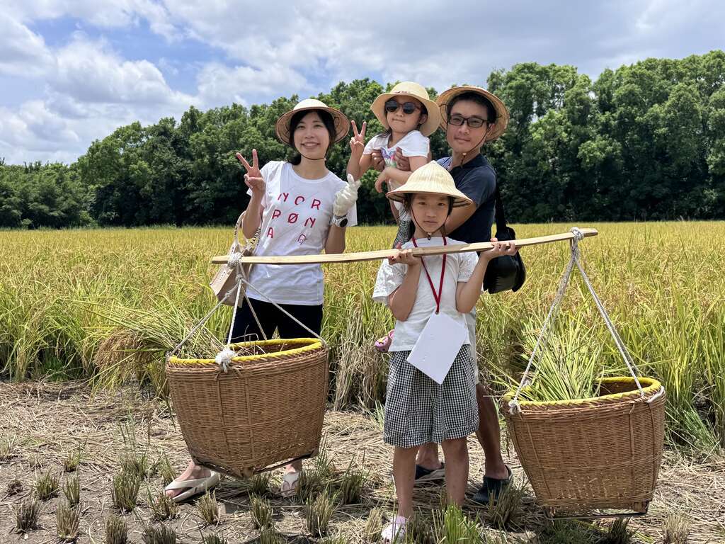 民眾闔家體驗農事闖關活動-全家一起體驗（圖片來源：臺北市政府產業發展局）