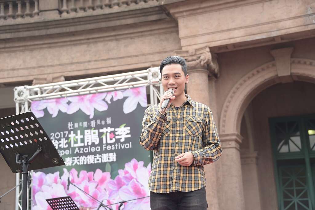 主持人欧阳圣康现场演场《花香》