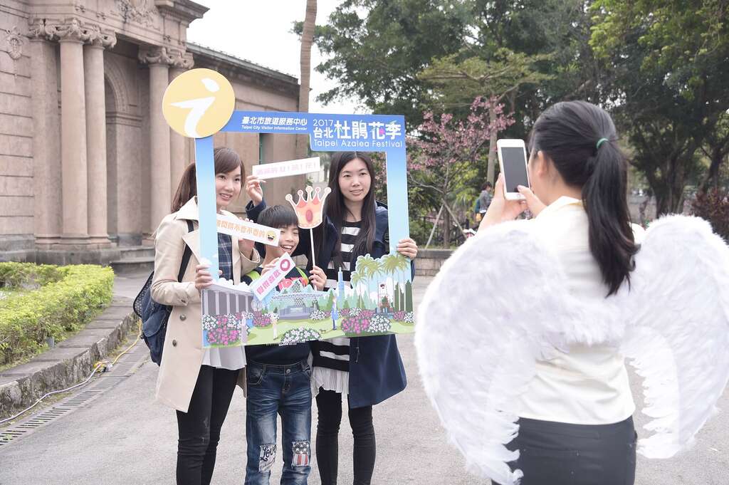 民众热烈参与行动旅服拍照打卡获好礼活动