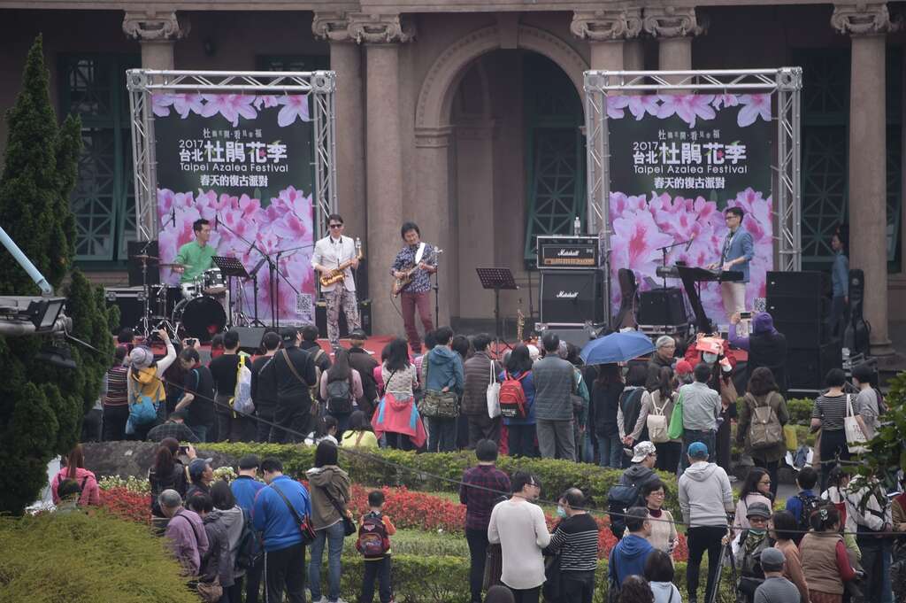 无限融合乐团带动现场气氛