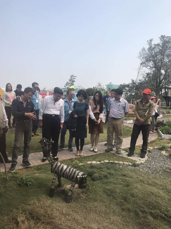 台北市长柯文哲带领市府团队参访台南土沟社区，吸取社区营造成功经验。