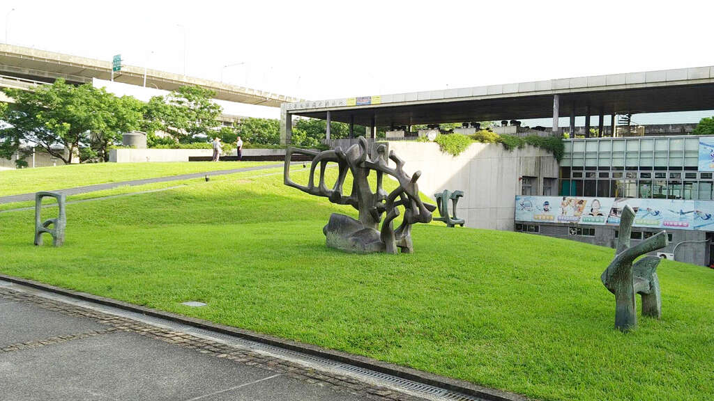 图3、玉泉公园泳池入口地景建筑景观-「舞春风」，活化感官视觉凸显空间意象