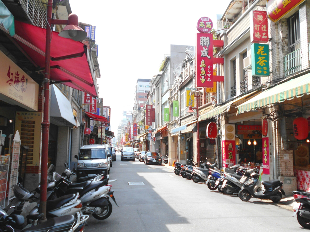 图4、「南北货行」是迪化街最具特色的行业，各种山、海产应有尽有