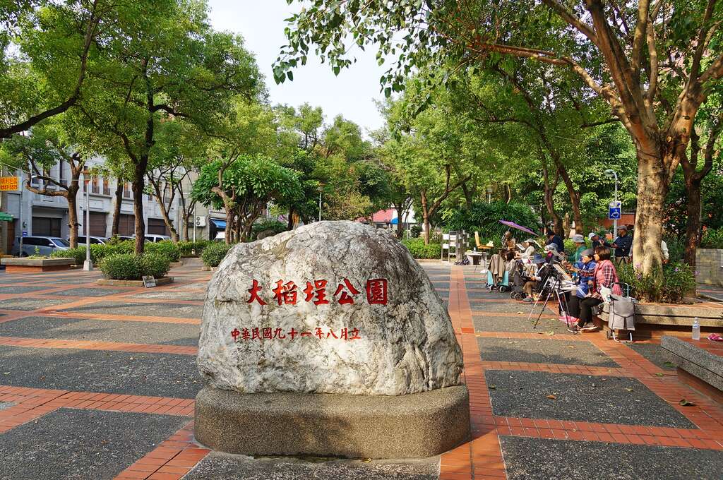 图7、大稻埕公园经常有民众在这作画，享受周遭历史文化之氛围
