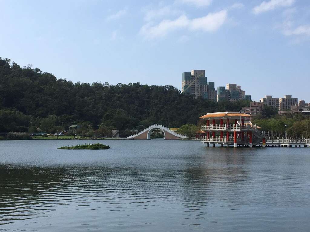 图1.大湖公园白天湖光山色令人流连忘返