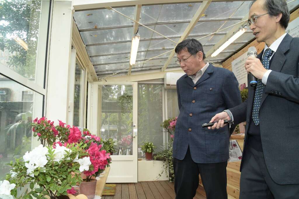 台大园艺系主任张育森为市长导览导览各式品种杜鹃花