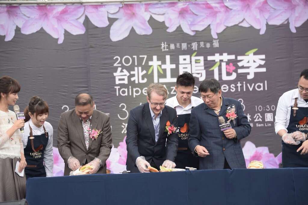 市長與貴賓一同製作幸福三明治。