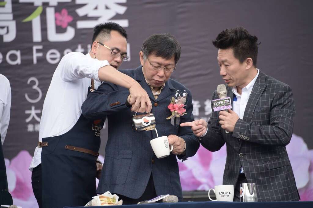 市長現場挑戰咖啡拉花。
