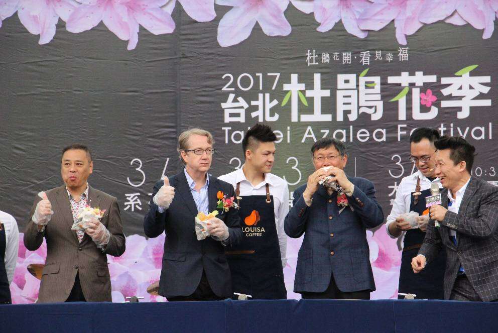 (图2) 市长与民众体验制作三明治享用咖啡，体验野餐美好
