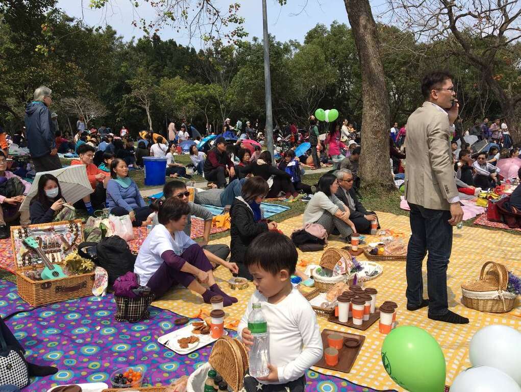 (图6) 杜鹃花季音乐会亲子交流，一起共享美食听音乐