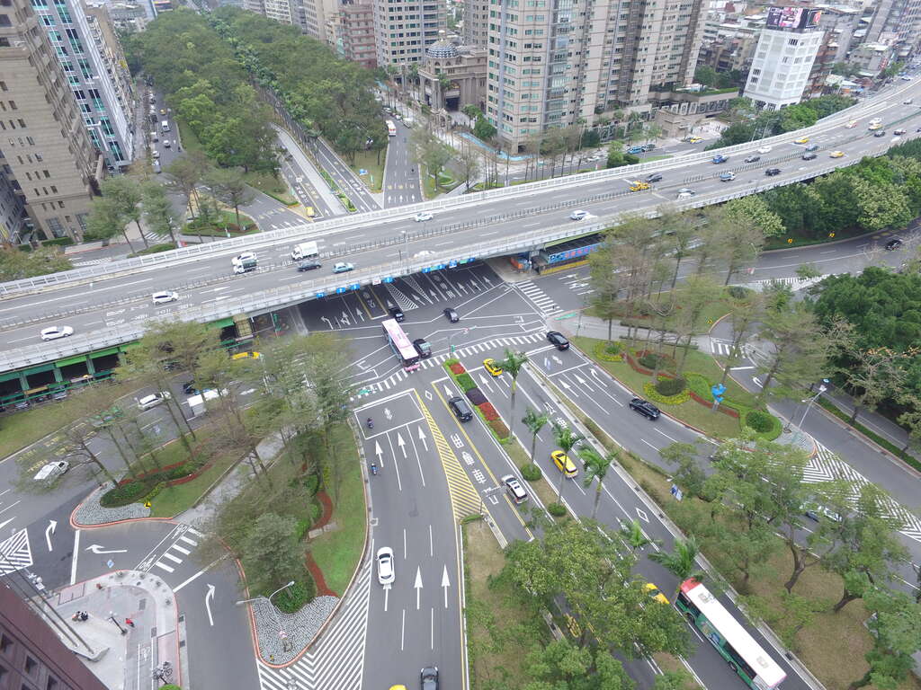 照片01.鸟瞰仁爱路、建国南路草花绿树构成美丽的图案