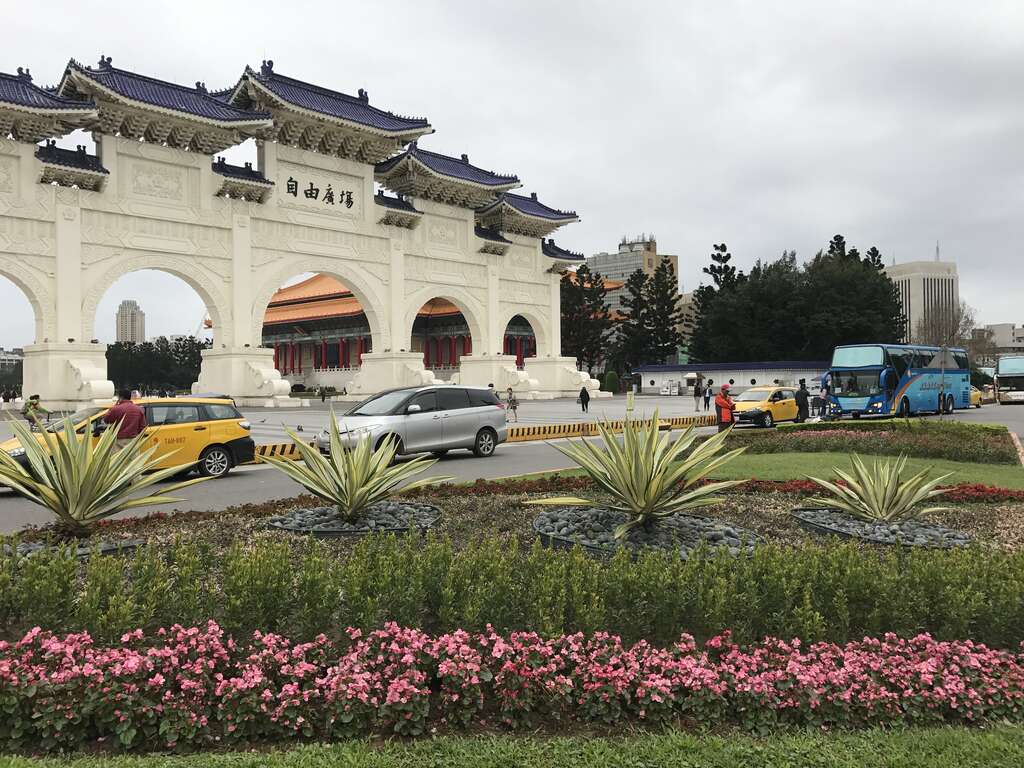 照片05. 自由广场前黄纹万年麻为视觉焦点