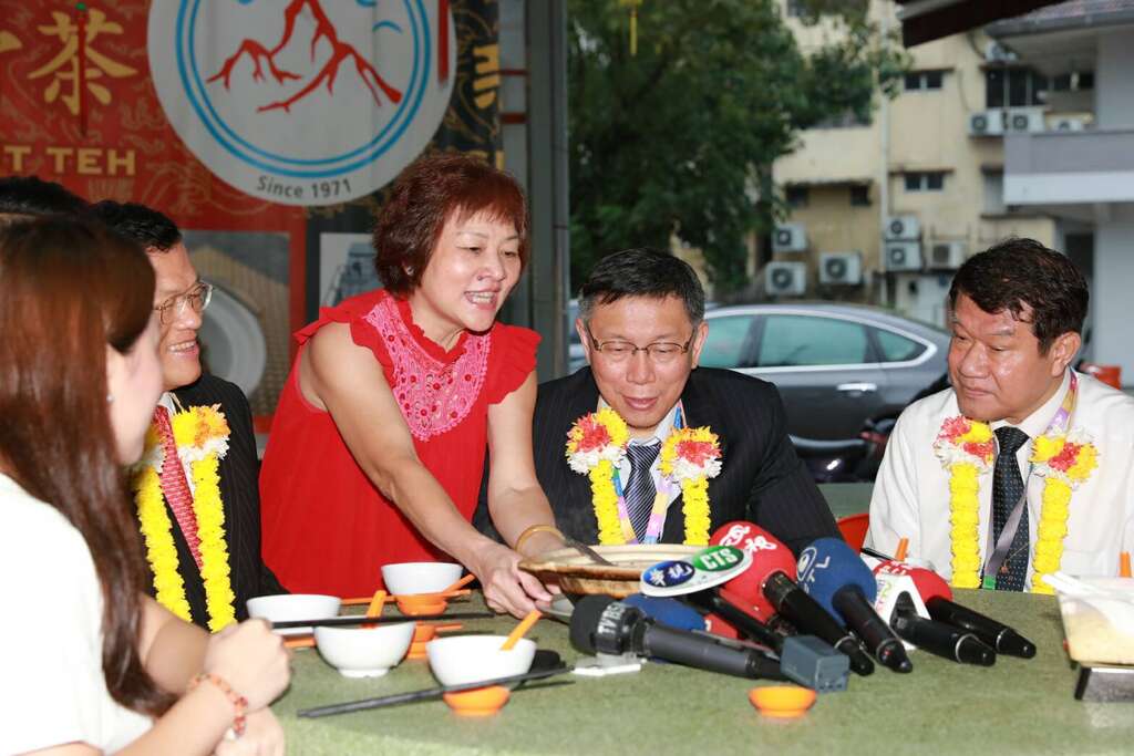 市長柯文哲抵達吉隆坡機場第一站即前往當地知名肉骨茶店，品嚐當地特有美食，表示好吃