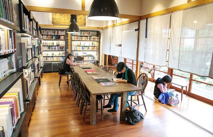 A Utopia for Bibliophiles<br> Reading in Old Houses