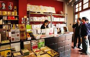 A Utopia for Bibliophiles<br> Reading in Old Houses