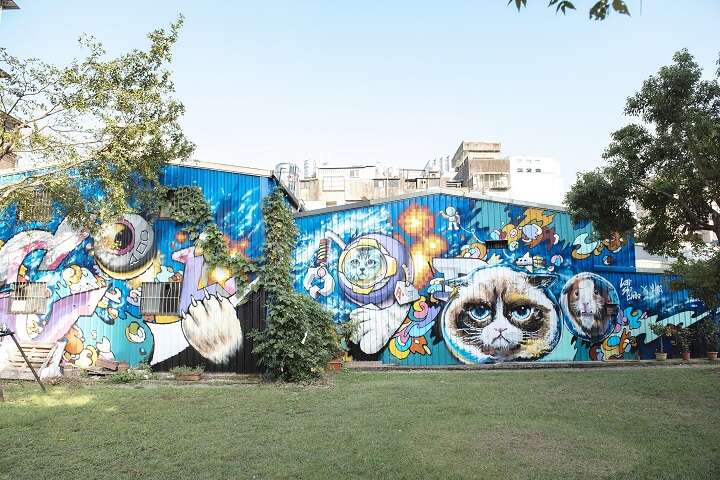 Roiling Graffiti Art<br> Meandering a Street & Film Graffiti Landscape