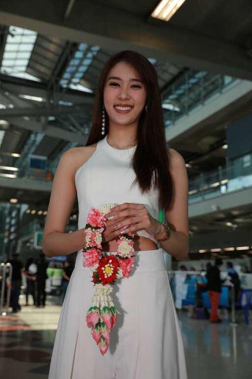 泰国小姐陈泰莉特别现身热情献花给柯市长