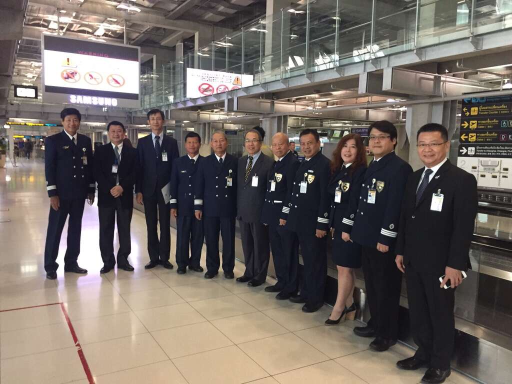 义警列队欢迎柯市长