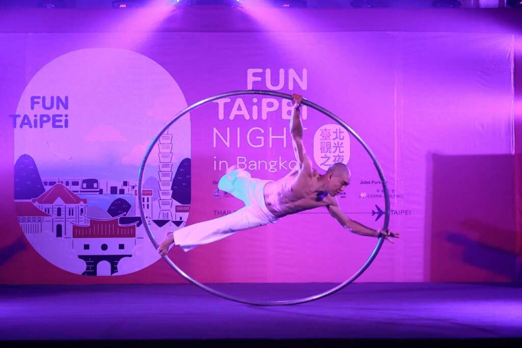 臺北觀光之夜邀請最強街頭達人胡啟智表演大環特技，展現力與美推廣八月世大運在臺北。