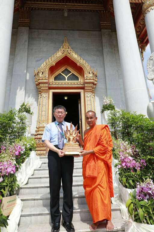 泰国大理石寺方代表致赠台北市长柯文哲一尊佛像，为台北市祈福