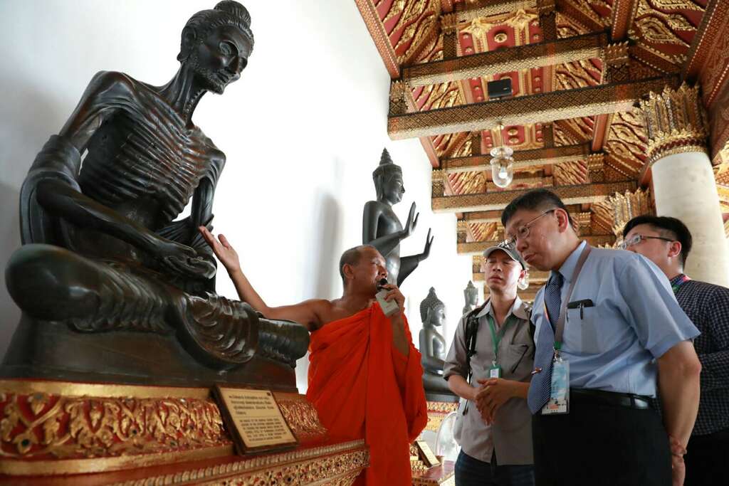柯市长对於在菩提树下悟道的释迦摩尼佛雕像感触甚深