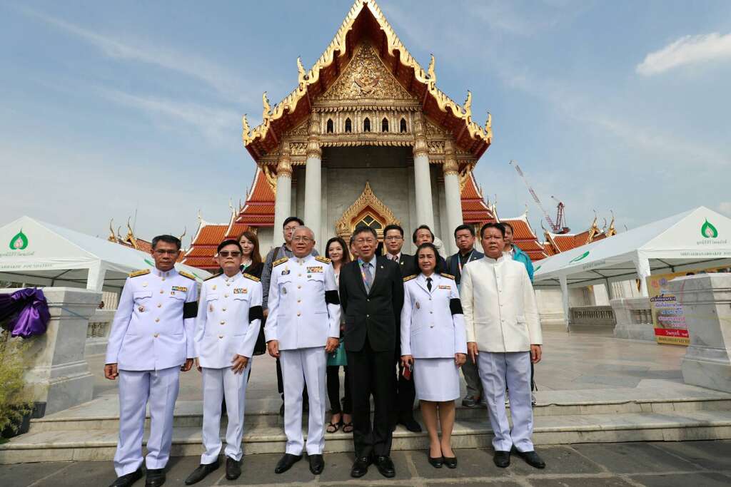 柯市長與泰國文化宗教部長顧問等一行於大理石寺前合影
