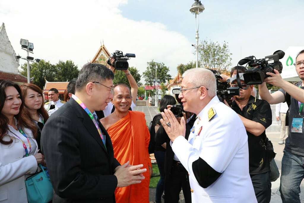 柯市长巧遇主持仪式的泰国文化宗教部长顾问PONGSAK SEMSON Ph.d，双方相谈甚欢