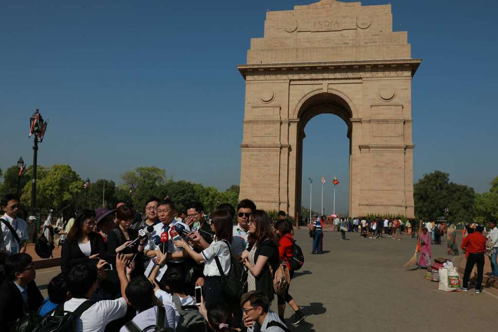 台北市长柯文哲在印度门前发表谈话