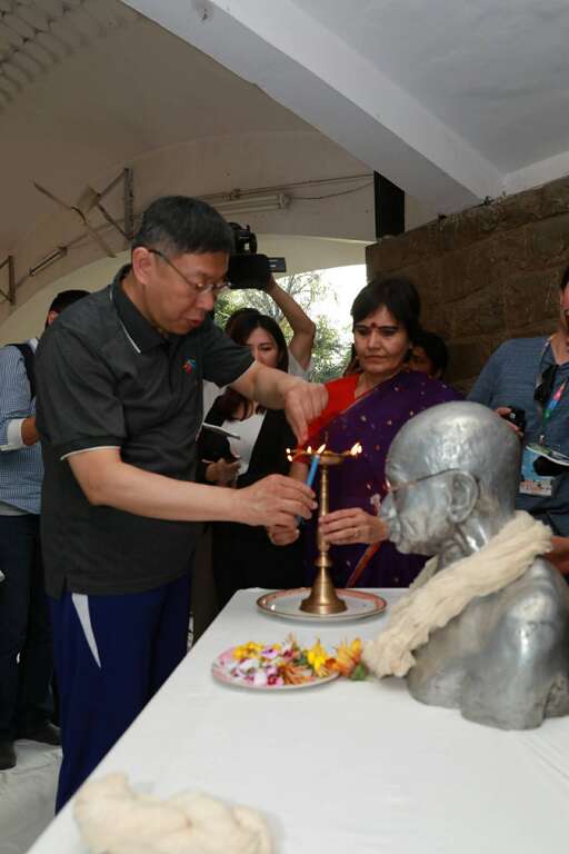 柯市長依照印度當地習俗，為甘地銅像獻上棉紗、點燈祈福表示尊敬之意