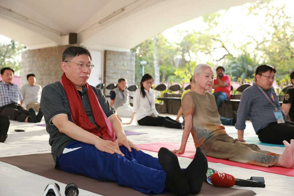 柯市长与歌仔戏国宝廖琼枝,相约体验印度瑜珈文化