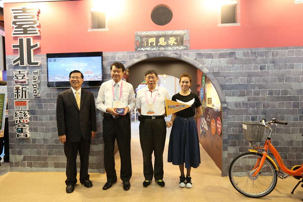 (右起)乔乔担任一日馆长为柯Ｐ介绍台北馆，华航董事长何煖轩、台北市双层观光巴士执行长徐浩源为台北馆赞声