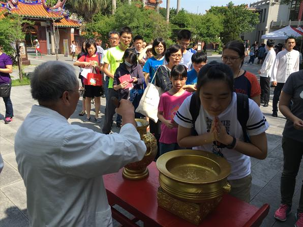 台北孔庙为考生祈福   限量「金榜题名状元袋」 祝福考生获佳绩