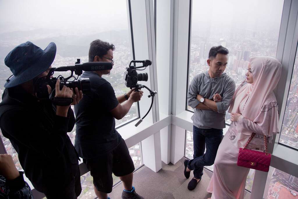 穆斯林電視台Astro_TV拍攝團隊及Hafiz夫婦16日前往101觀景台取景