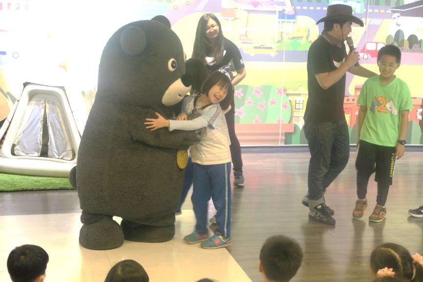 参观小朋友获得熊赞抱抱及熊偶，笑得好开怀！