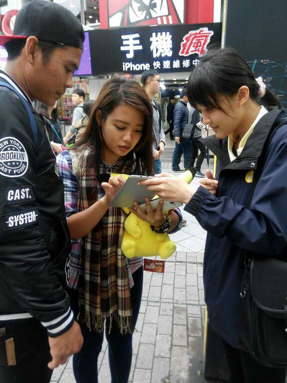 灯台のようなトリップ客室乗務員は、失われた乗客に暖かいと支援を提供しています