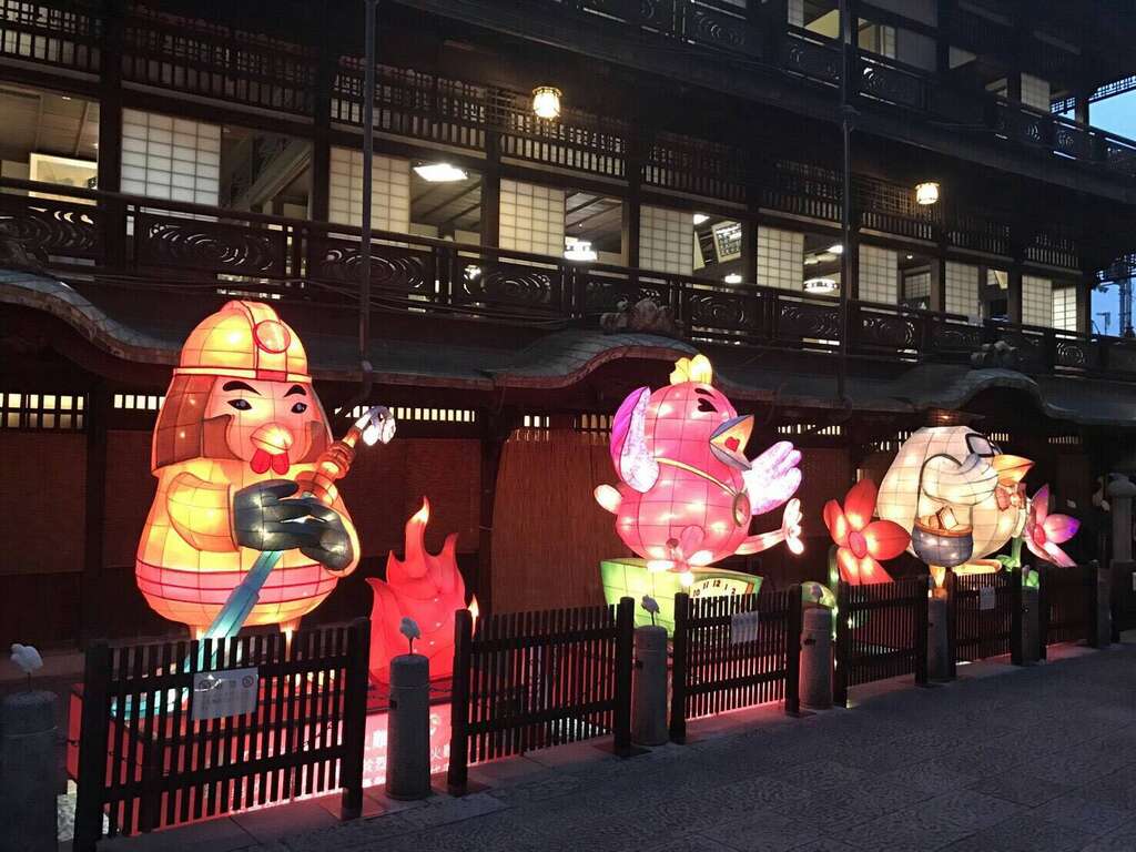 五德鸡中的打火鸡、咕咕鸡及状元鸡矗立在道後温泉本馆旁，在现场发出的光彩交互辉映。