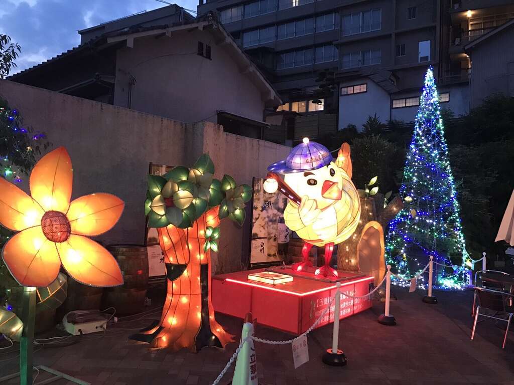 六块鸡在庭园中挥棒，怡然自得。