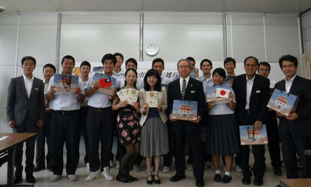 台北市观传局副局长陈誉馨向松山工业高等学校校长内藤善文及师生推介台北修学旅行