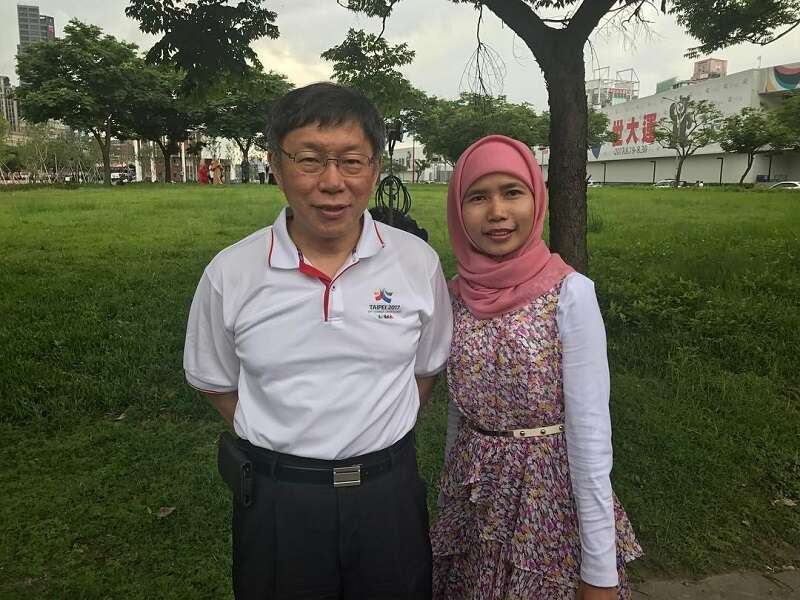 活动主持人丁安妮与柯P合照