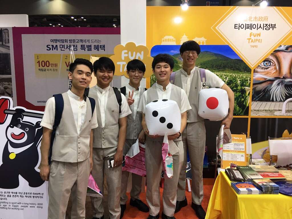 新启用台北双层观光巴士结合大富翁游戏吸引韩客