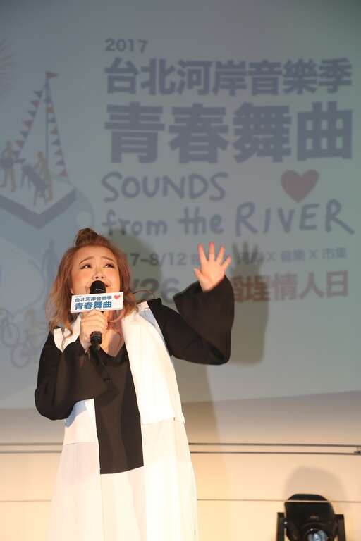 金智娟演唱河岸音乐季主题曲「河堤上的傻瓜」