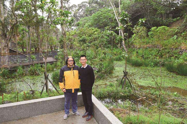 Vice-Director Kaven Chen (right) and Dr. Wu Jiaxiong (left) have devoted themselves to bringing fireflies back to Taipei. (Photo: Huang Chienpin)