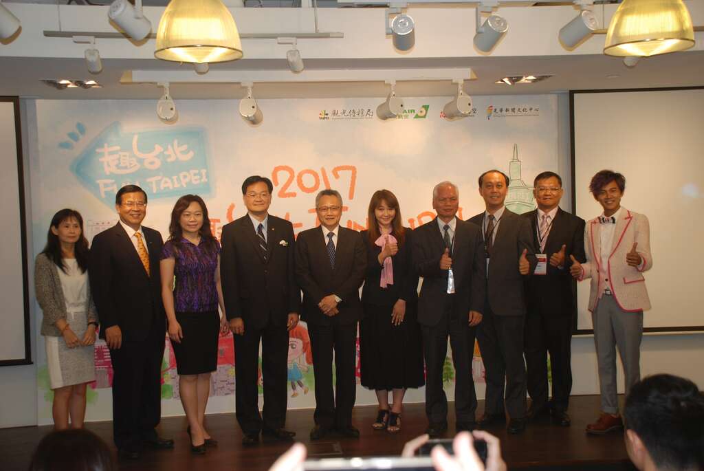 台北市政府观光传播局长简余晏与观光旅游业者在香港共同推广台北观光