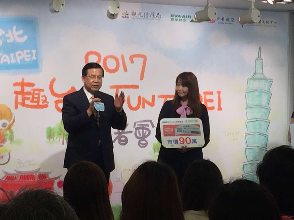 简余晏局长与台北双层观巴徐浩源执行长卖力推广观光巴士