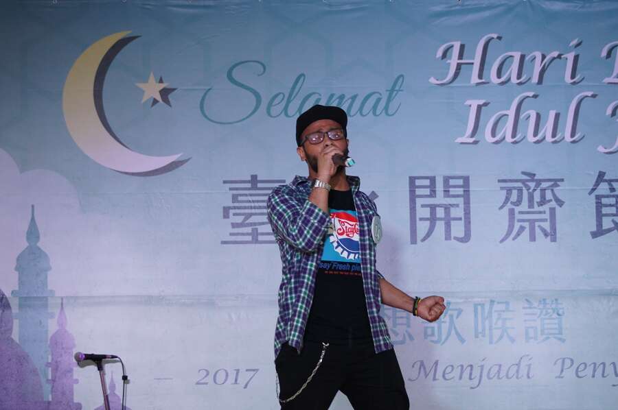 热爱唱歌的Lalu_Muhammad_Taufan_Iskandar以印尼抒情摇滚歌曲获得比赛优胜