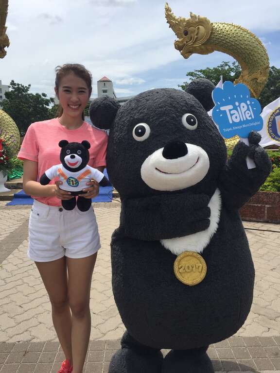 泰国小姐陈泰莉特地配合世大运主题以运动风装扮现身
